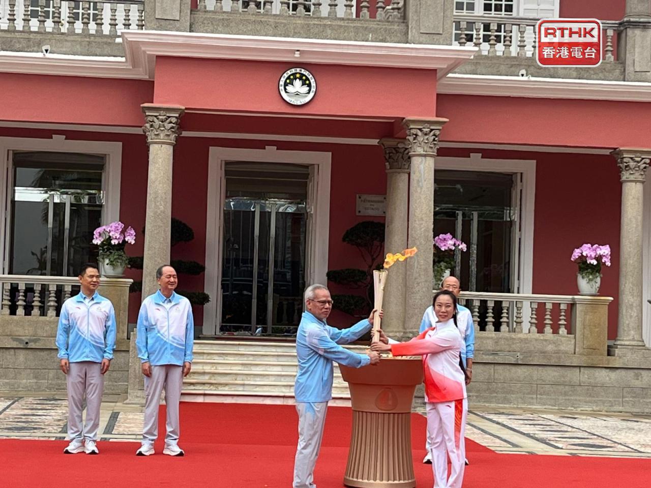 澳門第一棒火炬手是奪得2023年杭州亞運武術女子長拳項目金牌的李褘。（鄭月明攝）