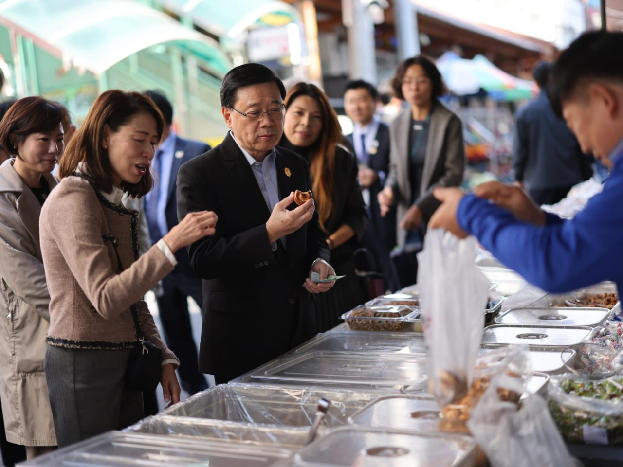 李家超今早前往慶州中央市場，感受當地市井煙火氣息。（李家超社交網站）