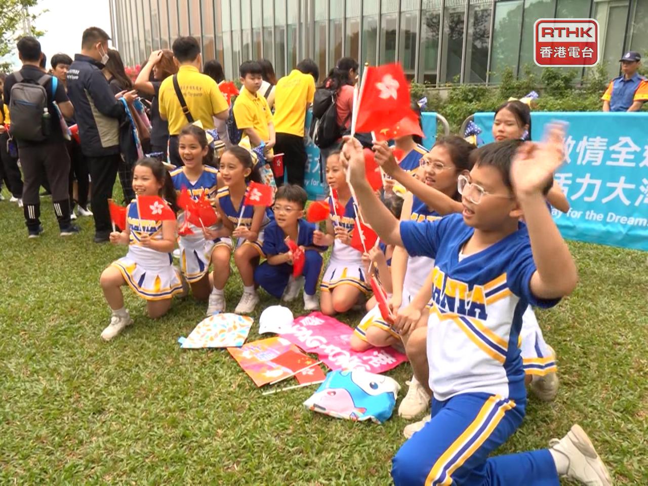 有小朋友化身打氣啦啦隊。（鍾家銘攝）
