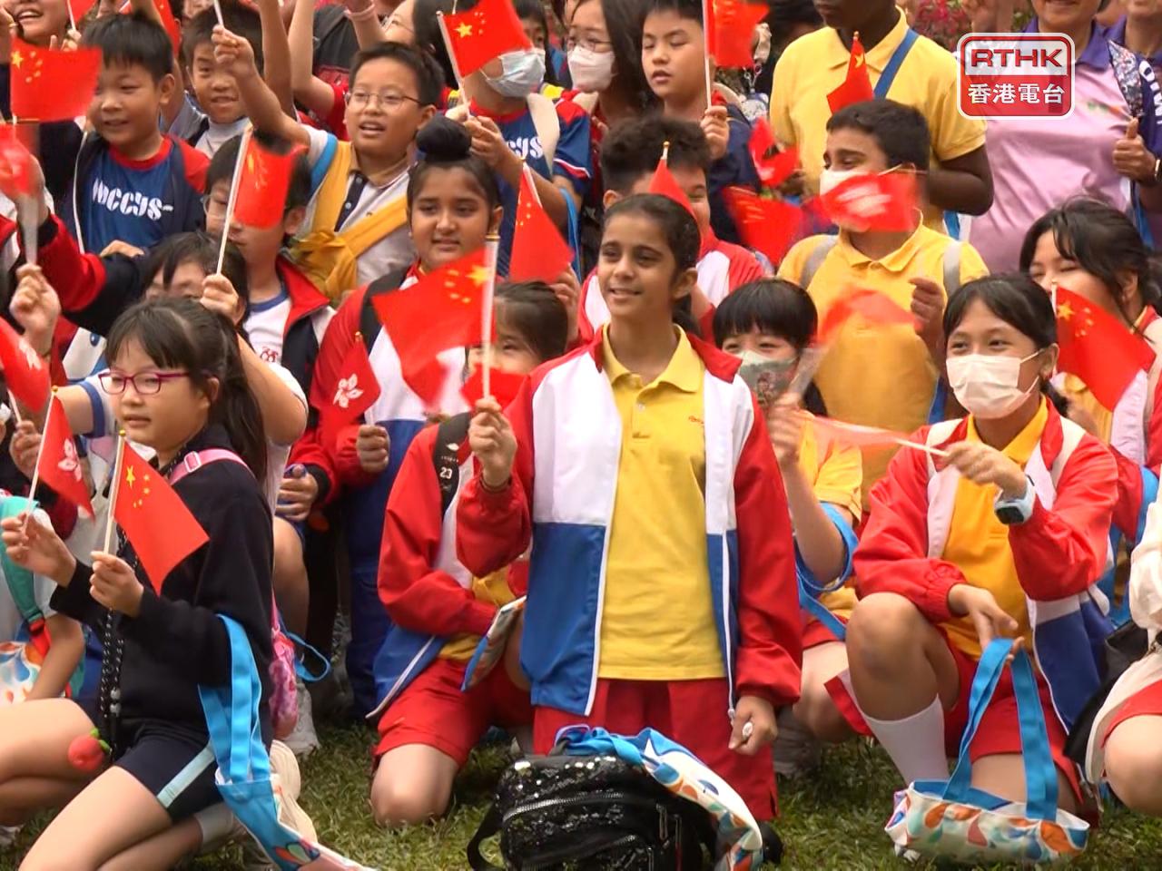 不少市民和學生團體早上到場觀看火炬傳遞。（鍾家銘攝）