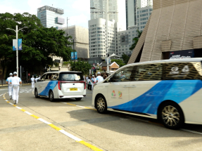 因應火炬傳遞，尖沙咀一度要封路及改道。（游樹榮攝）