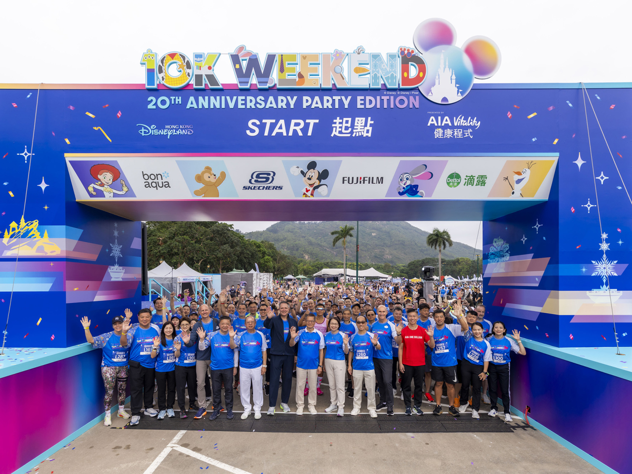 超過21000名跑手今早參與香港迪士尼樂園度假區跑步活動「10K Weekend — 20周年派對版」，參加人數創歷年新高。（迪士尼提供）
