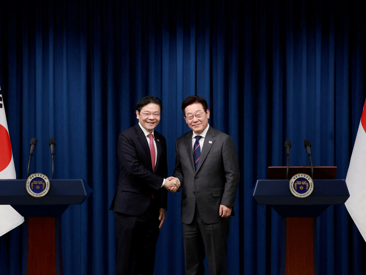 南韓總統李在明與新加坡總理黃循財在首爾會談後出席記者會。（路透社）