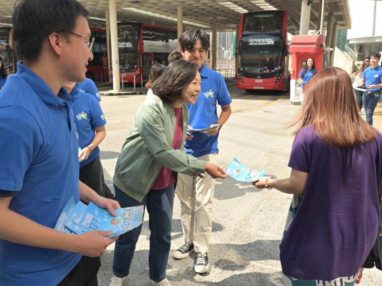 麥美娟到街站向市民派發宣傳品。（麥美娟社交網站）