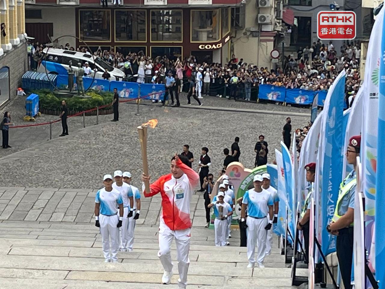 早上四地的火炬手分別傳遞十五運火炬，其中在澳門火炬手沿途跑接受市民歡呼。(鄭月明攝)