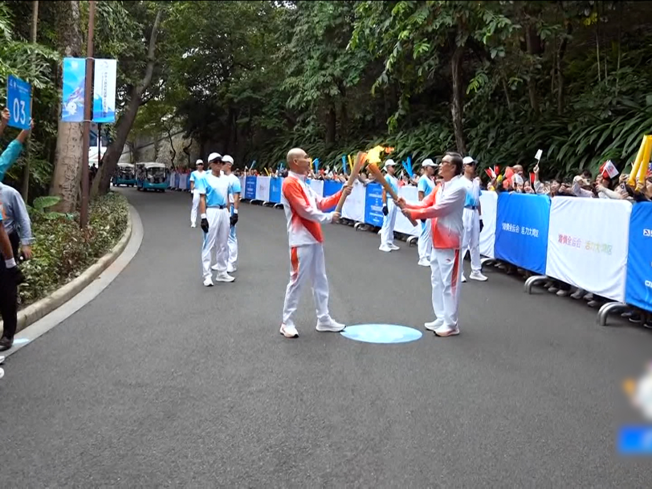 深圳、廣州及澳門今日同步舉行十五運火炬傳遞，早上先在深圳舉行啟動儀式。