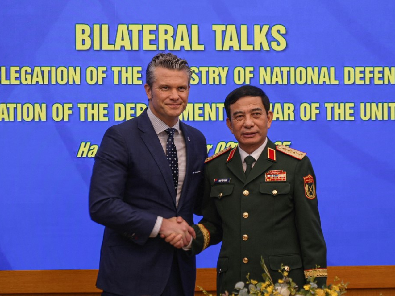 赫格塞思與越南國防部長潘文江會晤。（法新社）