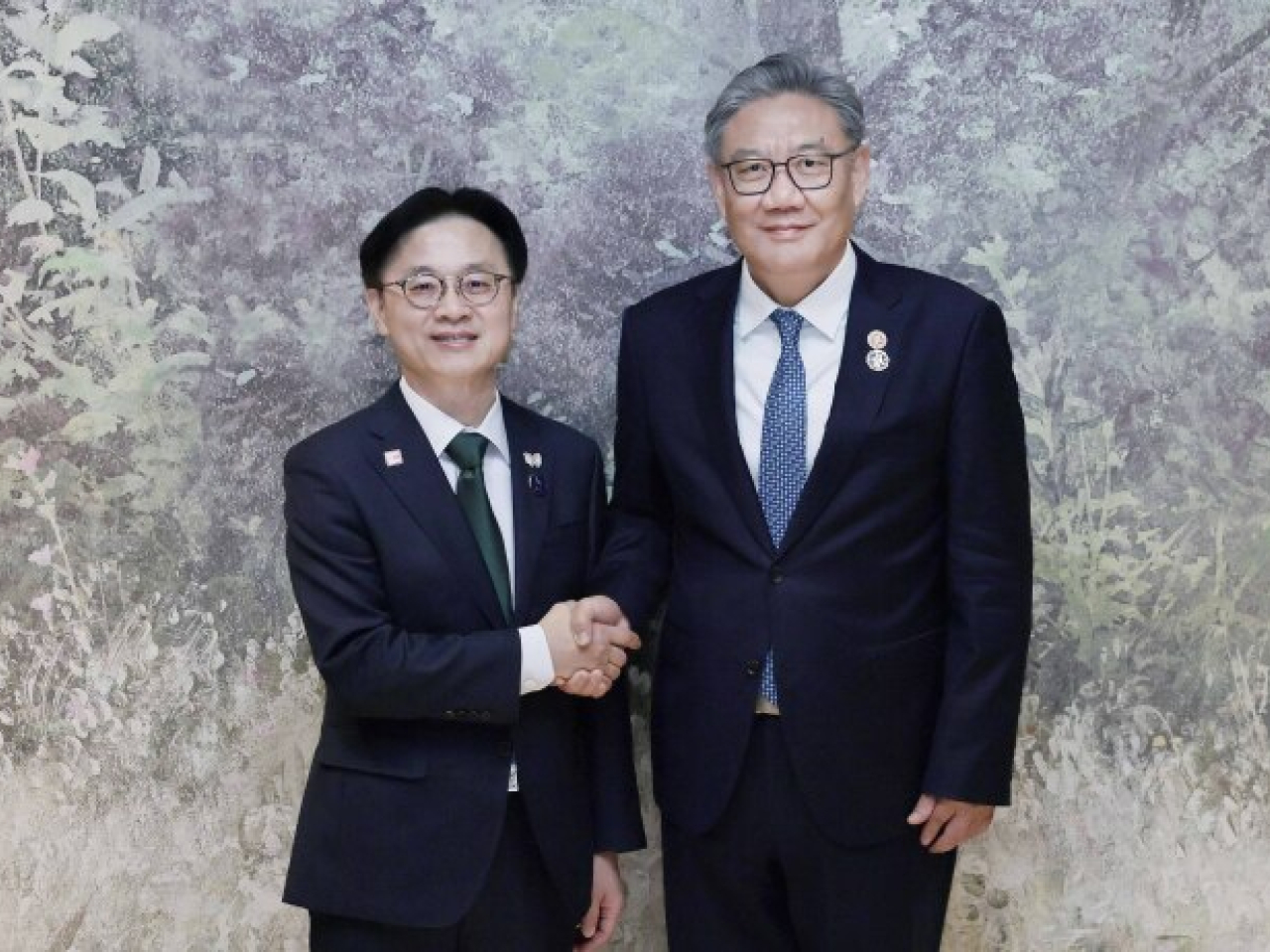 王文濤（右）昨日與南韓產業通商部長官金正官（左）會晤。(商務部網站圖片)