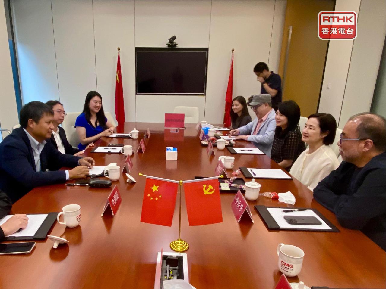 關婉儀（右二）到訪位於深圳前海的中央廣播電視總台粵港澳大灣區中心，與總台港澳台節目中心相關負責人會面。（港台提供）