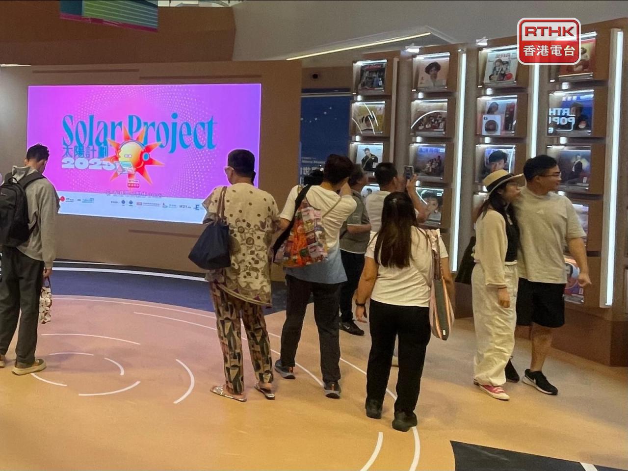 為期三個月的「香港唱片足印展」於前海書城「灣區之眼」展出。（港台提供）