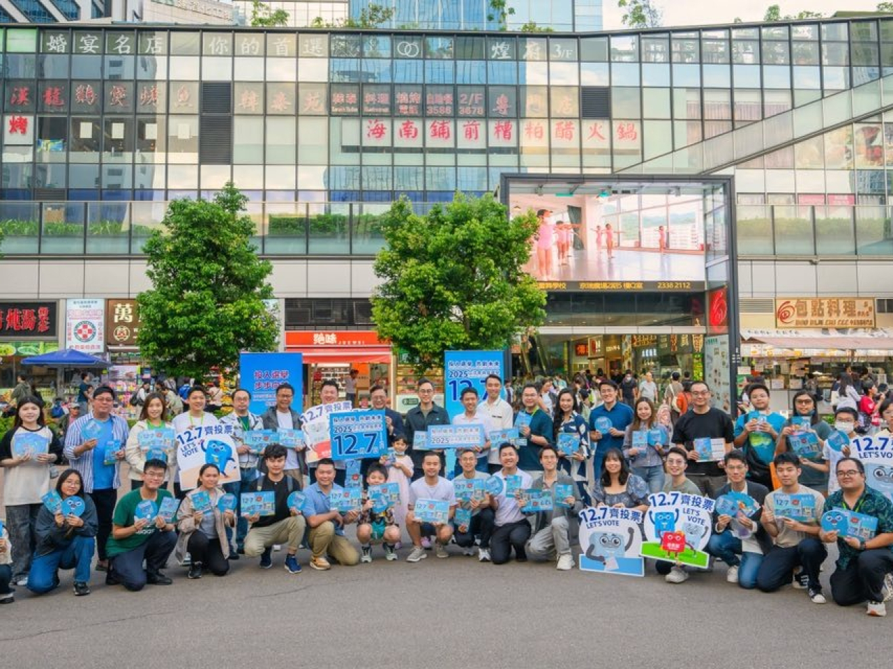 張國鈞下午到石門的宣傳街站，呼籲下月7日立法會投票日踴躍行使公民權利。（張國鈞社交網站圖片）