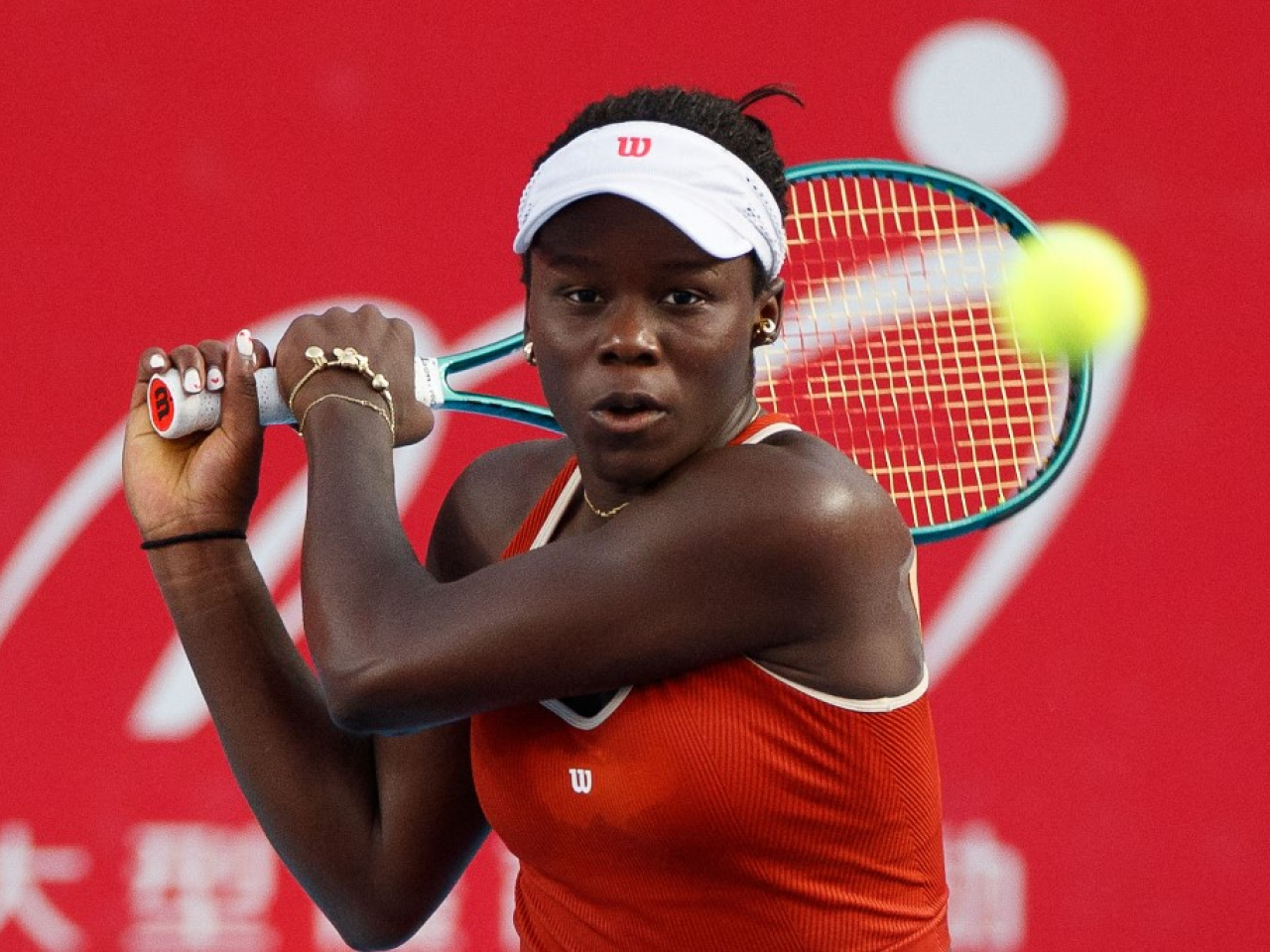 Victoria Mboko defeated the 2021 US Open runner-up and fellow Canadian Leylah Fernandez in three sets in the Hong Kong Open's semi-finals. Photo: AFP