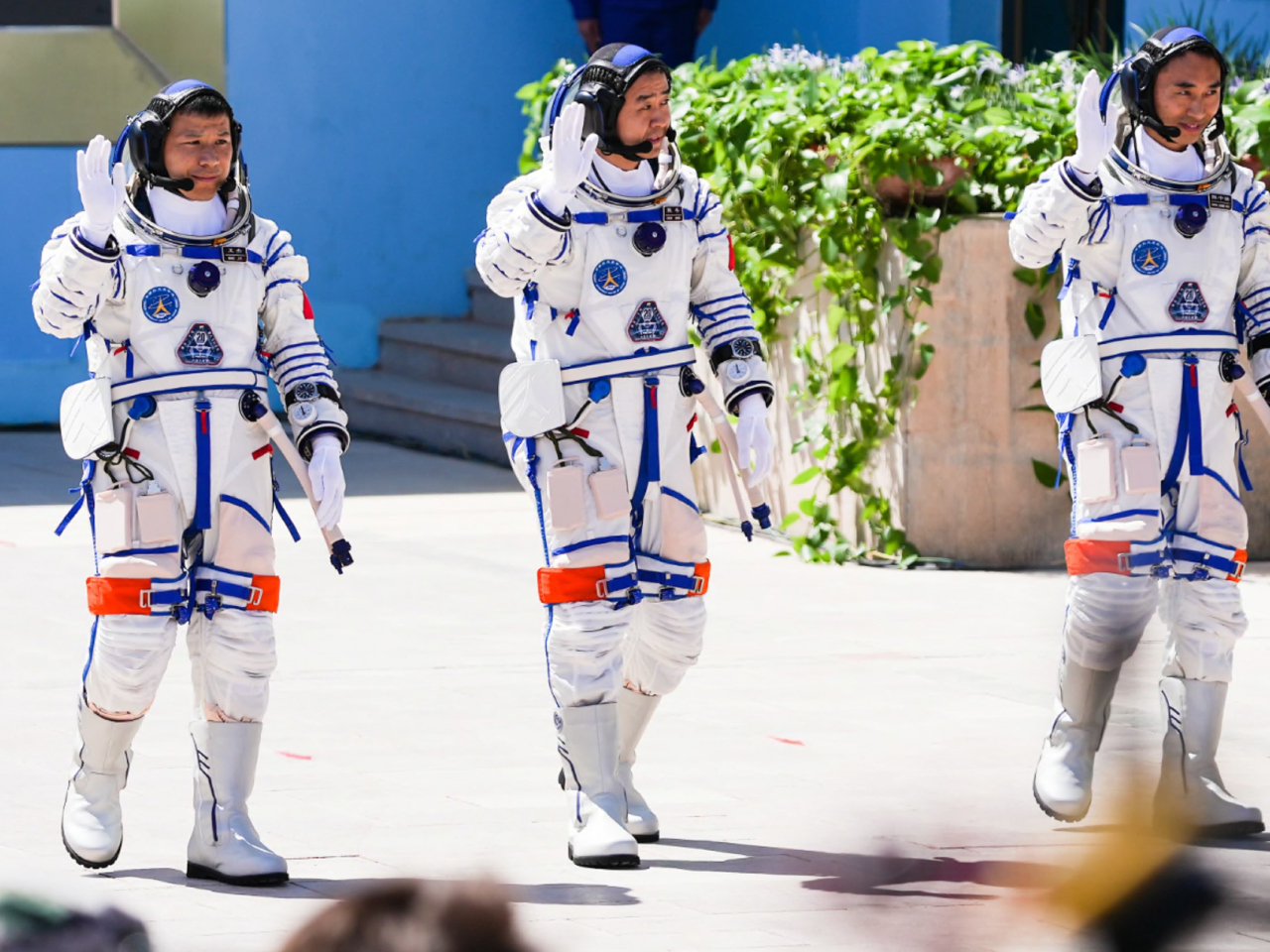 神舟二十號將返回地球。圖為今年4月神二十任務航天員乘組出征儀式的情況。（新華社資料圖片）