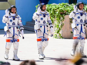 神舟二十號將返回地球。圖為今年4月神二十任務航天員乘組出征儀式的情況。（新華社資料圖片）