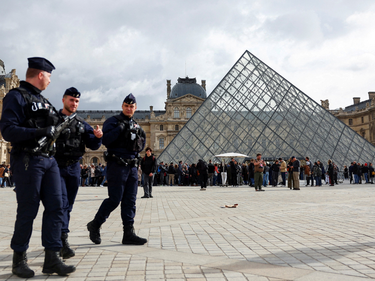 案發後羅浮宮周圍的安保措施已經加強，部分最珍貴的珠寶就轉移到法國銀行。（路透社資料圖片）