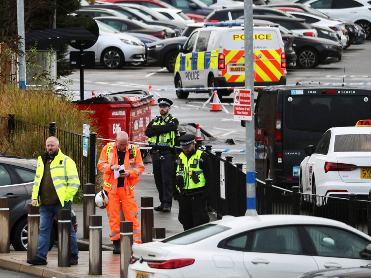 警方繼續在火車站現場調查這宗持刀襲擊案。（路透社）