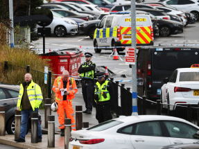警方繼續在火車站現場調查這宗持刀襲擊案。（路透社）
