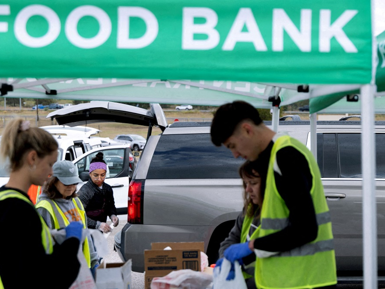 Snap volunteers bag up items during a mobile food distribution event at a High School in Texas. Photo: Reuters