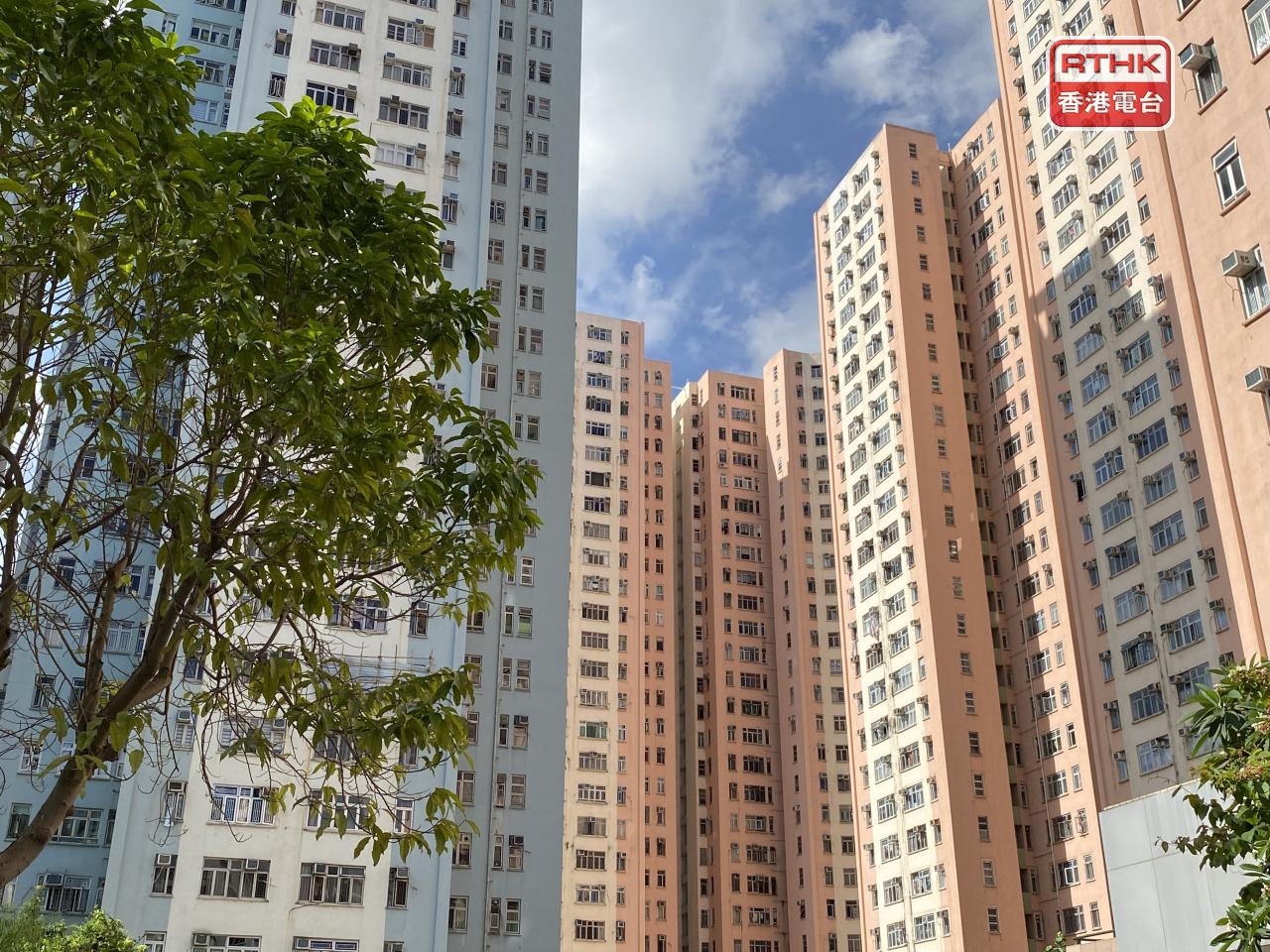 地產代理表示，上周末二手成交放緩，因減息後樓市氣氛好轉，二手盤源減少，議價空間收窄。（港台圖片）