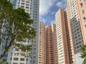 地產代理表示，上周末二手成交放緩，因減息後樓市氣氛好轉，二手盤源減少，議價空間收窄。（港台圖片）