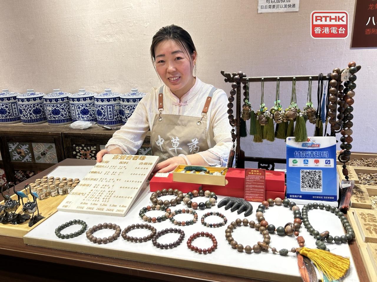 負責人張女士稱，近兩年尤其流行中醫藥文化，目前在蘇州及北京各有數間分店。 （鄧穎琳攝）