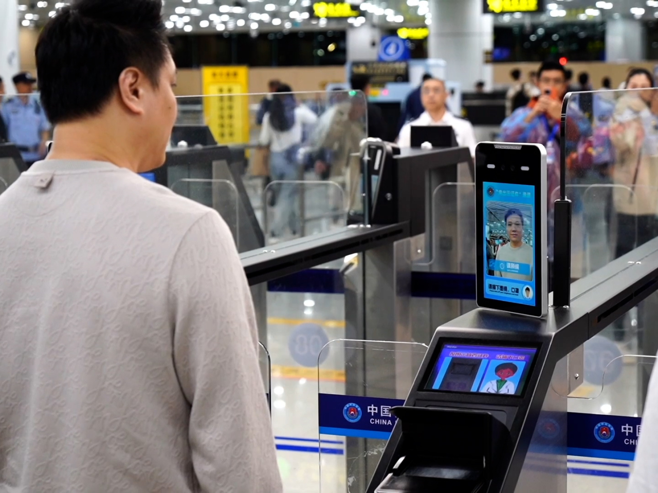 國家移民管理局在包括皇崗、羅湖、蓮塘、福田、文錦渡，珠海橫琴、港珠澳大橋等口岸推廣應用「刷臉」智能通關。（國家移民管理局提供）