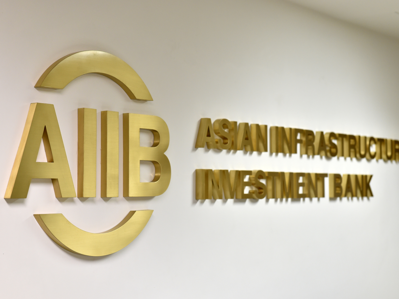 亞投行行長金立群在金融科技周開幕禮宣布，計劃在香港設立辦事處。（新華社資料圖片）