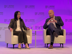 梁鳳儀（左）稱新指引令本港投資者可利用全球流動性，並吸引這些流動性投資香港。（趙嘉駿攝）