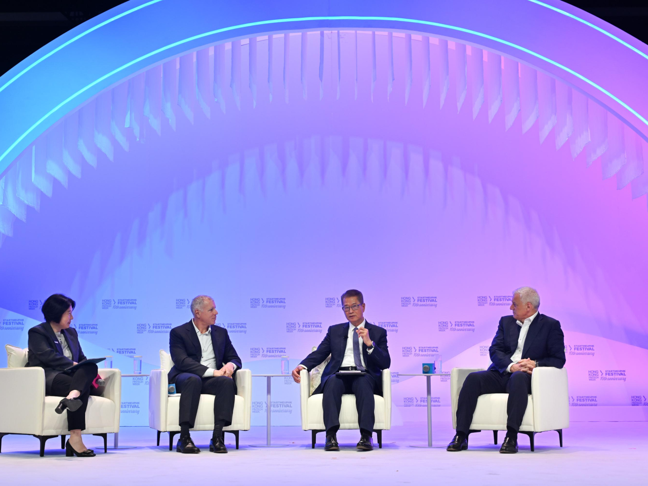 溫拓思（右一）稱香港被視為數字經濟及內地走向世界的試驗田；
艾橋智（右三）稱斥資逾千億元私有化恒生銀行反映對香港金融與科技前景的信心。（政府新聞處）