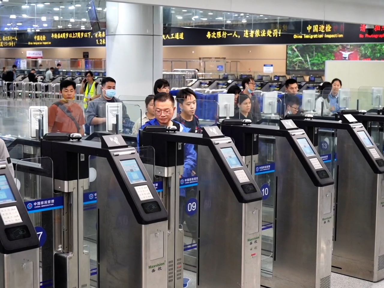 潘永光表示，以面容識別技術通關可於10多秒完成相關程序，新措施可節省時間。（國家移民管理局提供）