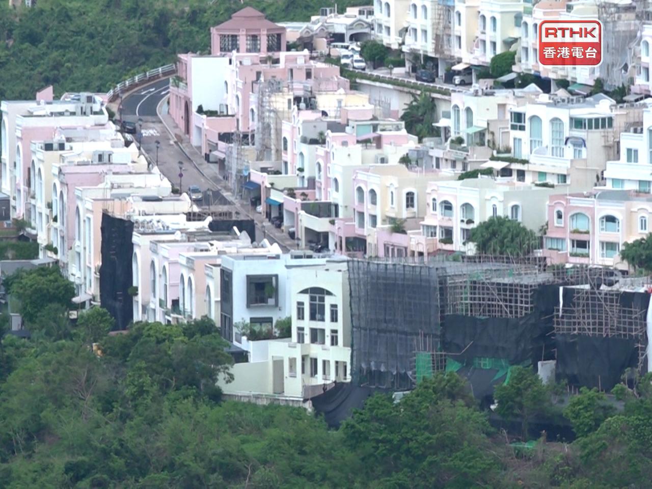 屋宇署發言人表示，先後向紅山半島30幢獨立屋提出檢控，因僭建違反《建築物條例》而被法庭定罪個案目前累計18宗。（港台圖片）