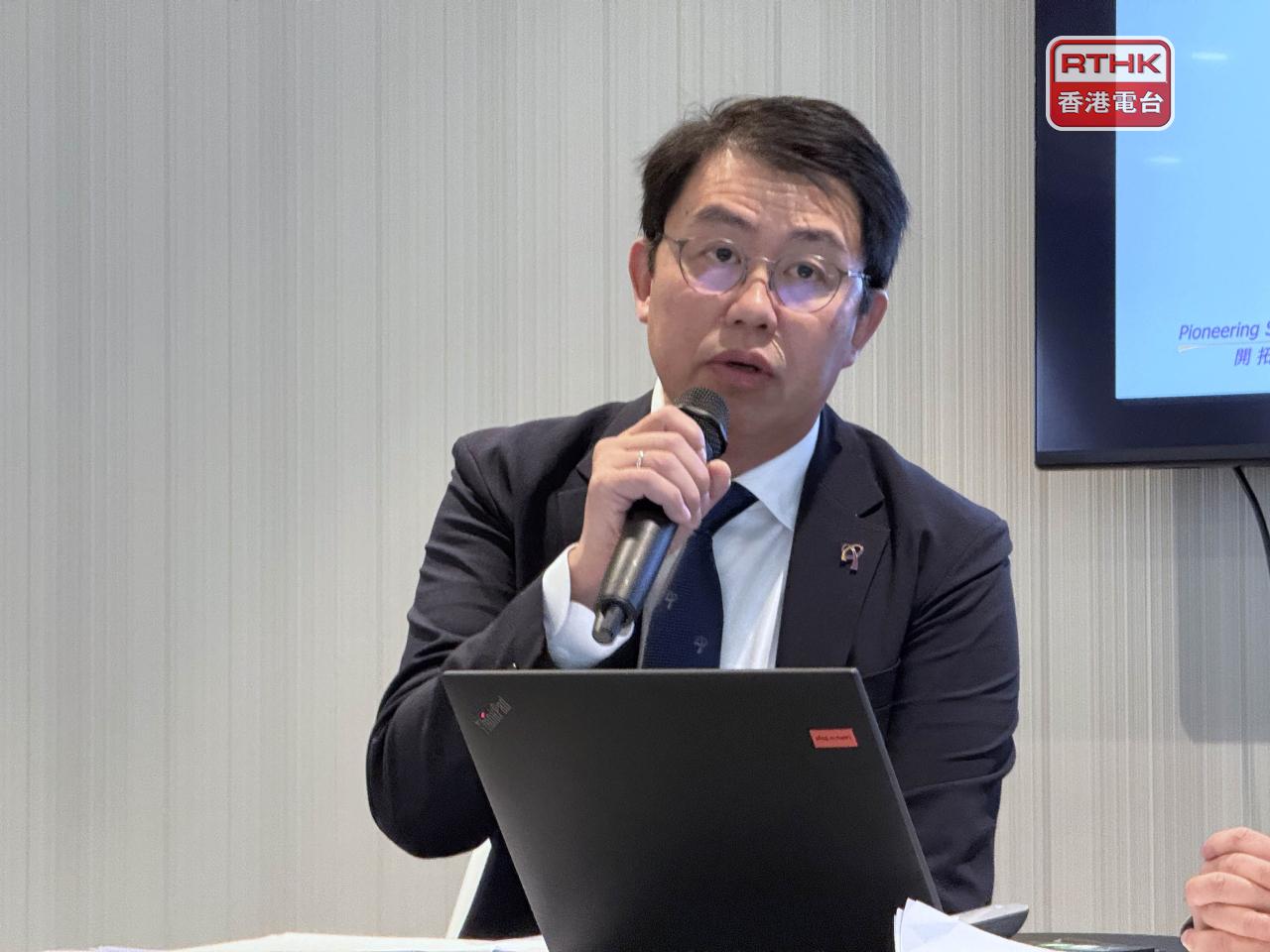 鍾健禮指很多人認為價錢出現問題，因此醫院需要積極改革希望帶來改善，確保物有所值。（陳曉筠攝）