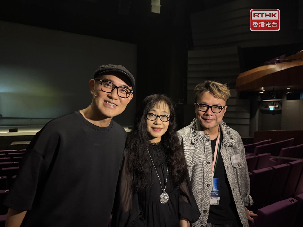 東九開幕節目是本港原創音樂劇《一束光 — 高錕的記憶》策略顧問周國豐（左）指出，東九文化中心劇院的換景速度快且安靜，是一項很好的改進。（盧紫菁攝）