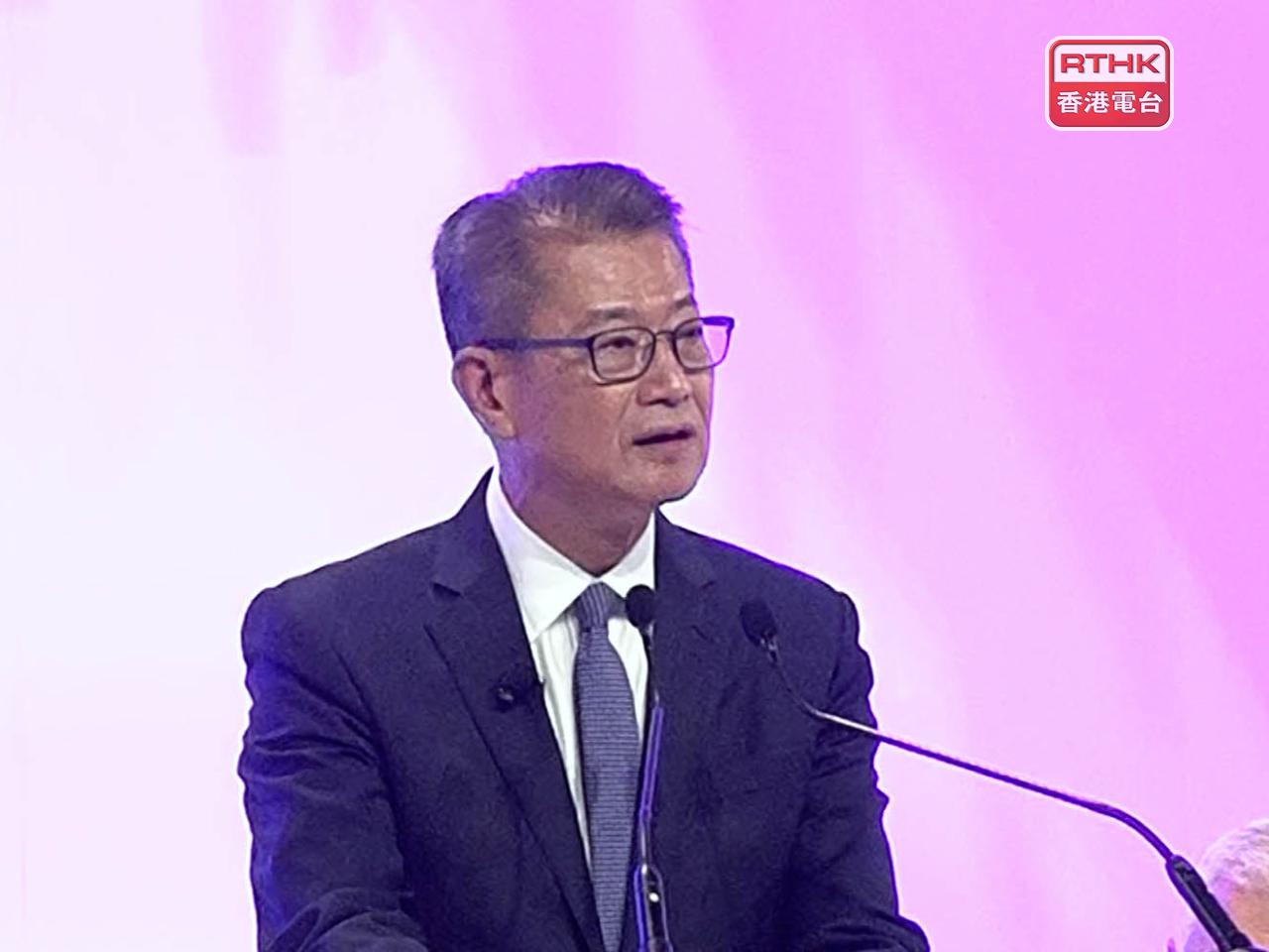 陳茂波說，香港正在各個領域推廣AI，並鼓勵AI跨領域合作。（郭志強攝）