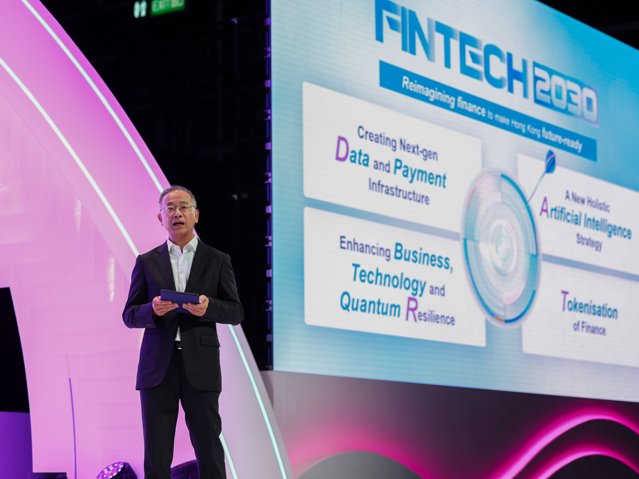 金管局總裁余偉文在金融科技周上，公布金融科技發展藍圖「金融科技2030」。（金管局圖片）