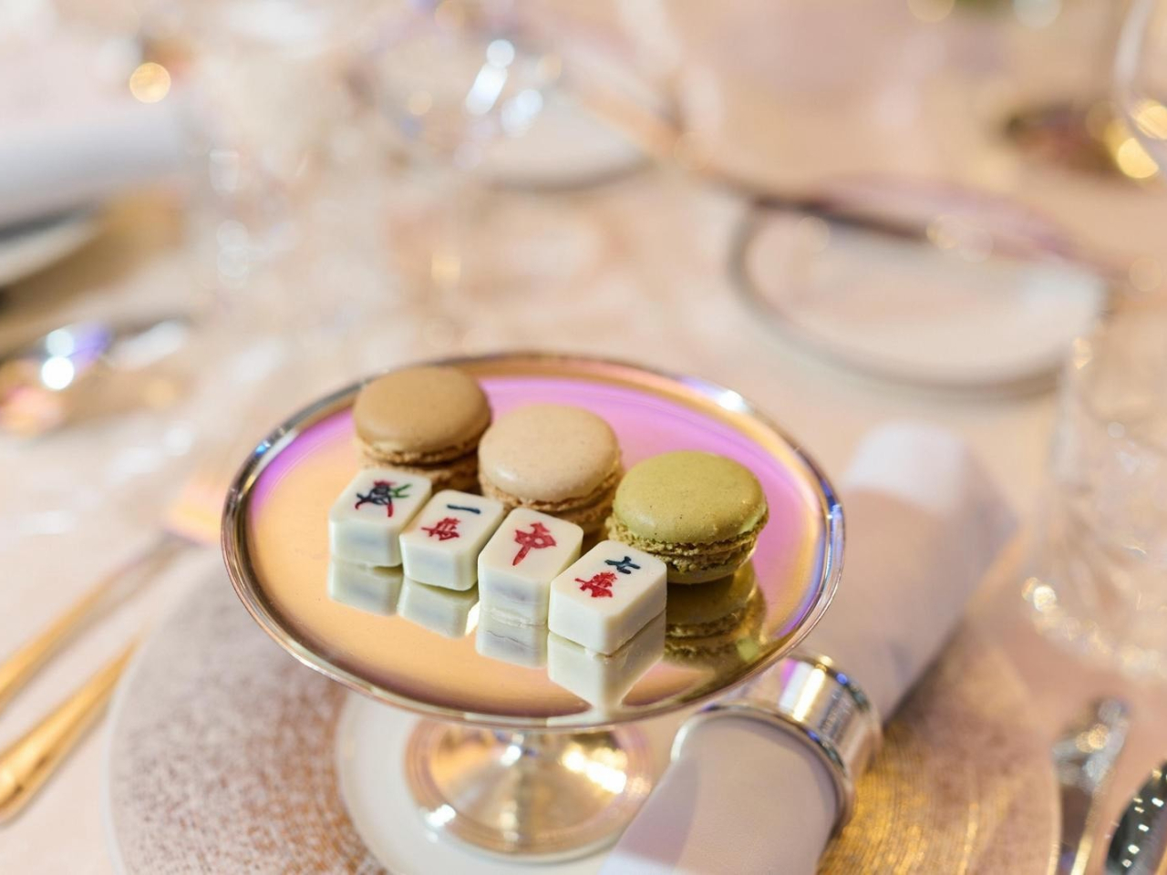 歡迎晚宴以特色甜點招待來賓，包括麻雀造型甜點，展示本地文化傳統遊戲。（金管局圖片）