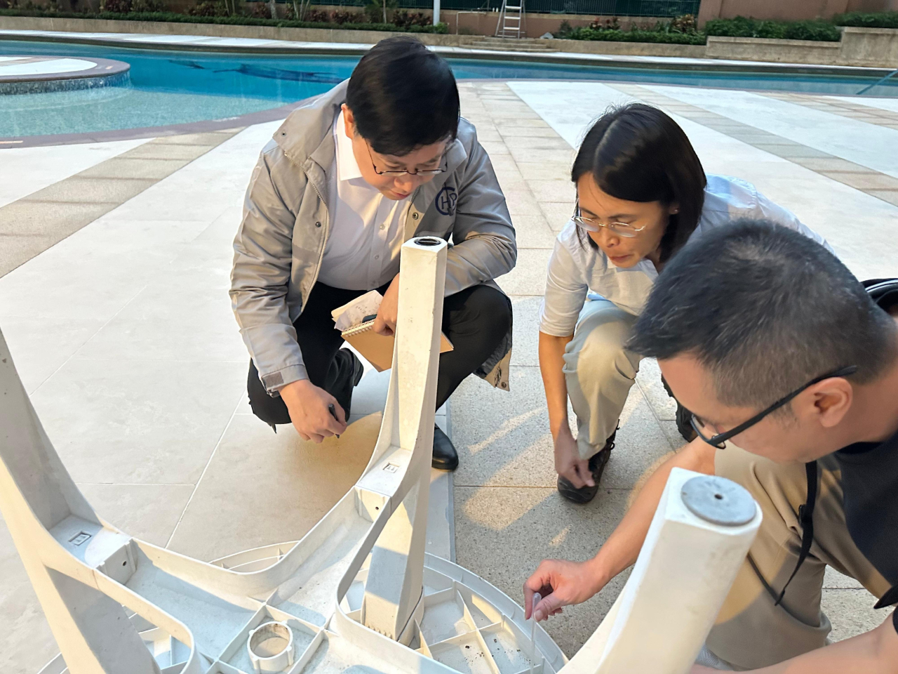 當局抽取水樣本化驗。（政府新聞處）