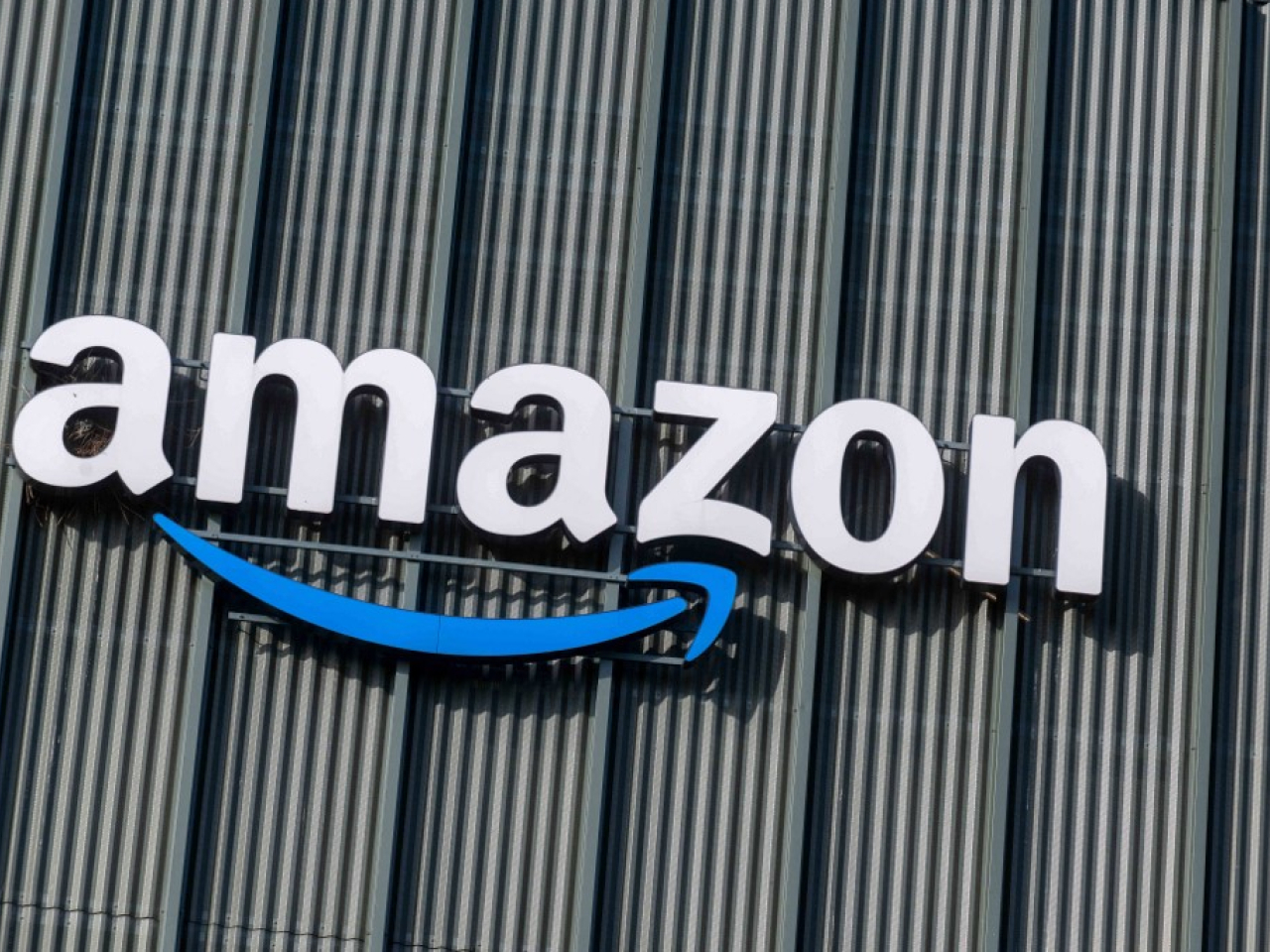 OpenAI與亞馬遜簽訂380億美元協議，將使用對方的雲計算服務，亞馬遜股價升逾4%，創新高。（法新社資料圖片）