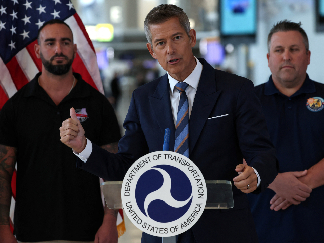 美國交通部長達菲警告，如果他認為政府停擺導致飛行風險過高，將會關閉航空系統。（路透社）