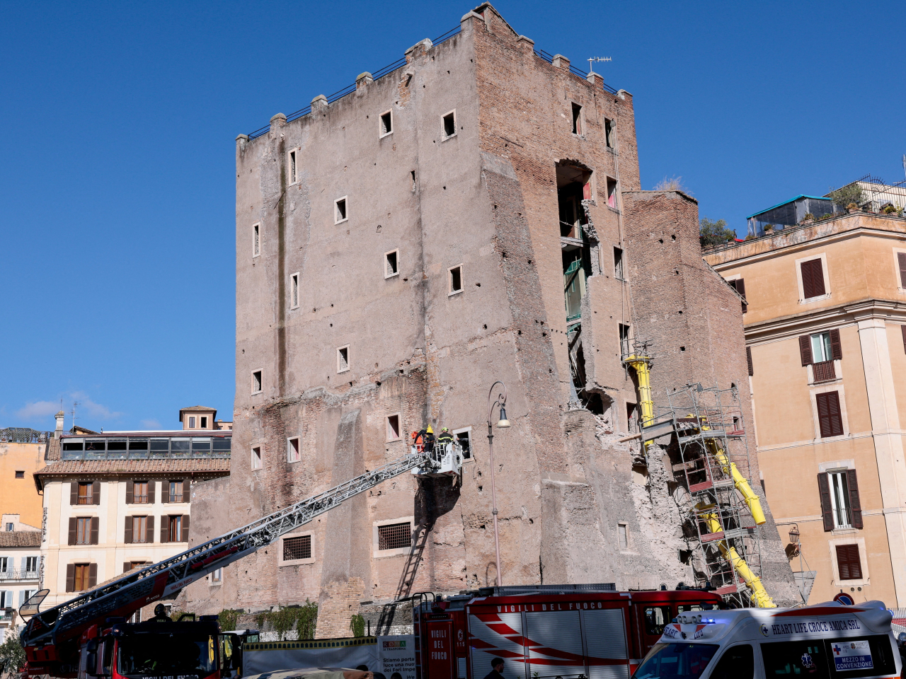 位於羅馬鬥獸場附近的孔蒂塔樓，進行翻新工程期間局部倒塌。（路透社）