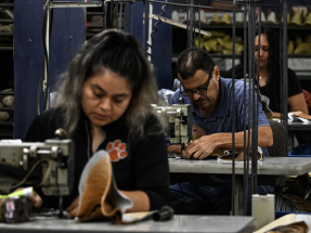 美國10月ISM製造業採購經理指數跌至48.7，連續8個月收縮，新訂單表現仍疲弱。（法新社資料圖片）