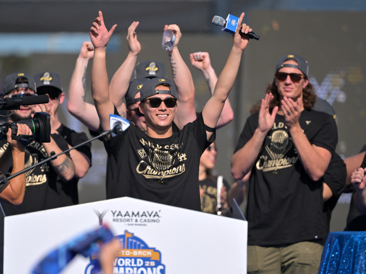 Dodgers pitcher Yoshinobu Yamamoto, who was named MVP of the series, was met with rousing applause before addressing fans. Photo: Reuters