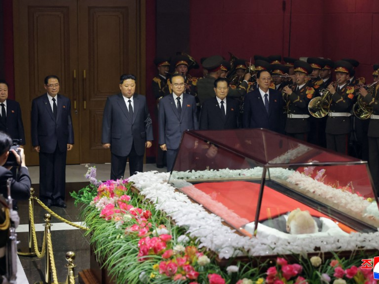 金正恩凌晨率領主要高級幹部前往金永南靈柩前吊唁。（法新社）