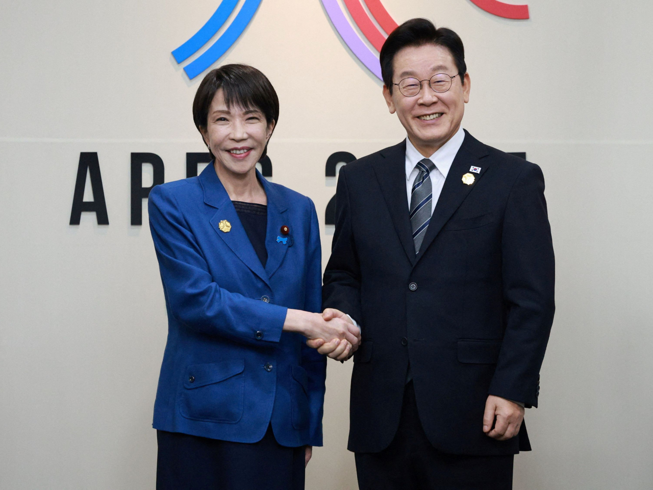 日本首相高市早苗(左)及南韓總統李在明(右)上星期在南韓慶州舉行的亞太經合組織峰會期間首度會晤。(路透社資料圖片)