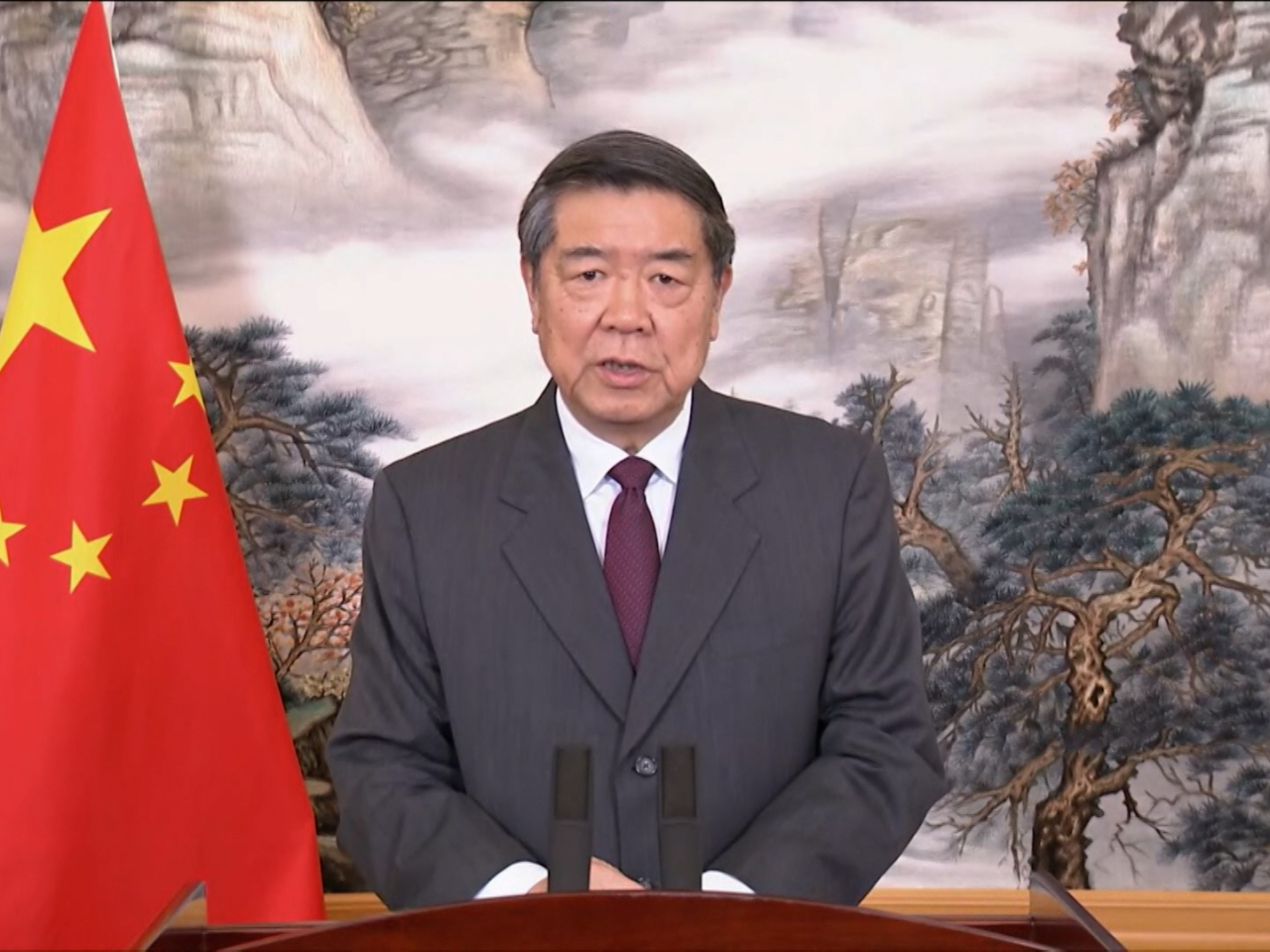 何立峰表示， 中國將順應全球化大趨勢，持續擴大高水平制度型對外開放。