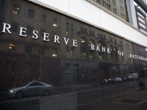 央行估計消費需求及樓價回升速度較預期快，可能限制進一步減息的空間。（新華社資料圖片）