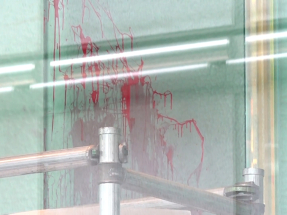 長江集團中心被淋潑紅油　一名持雙程證男子涉刑毀被捕