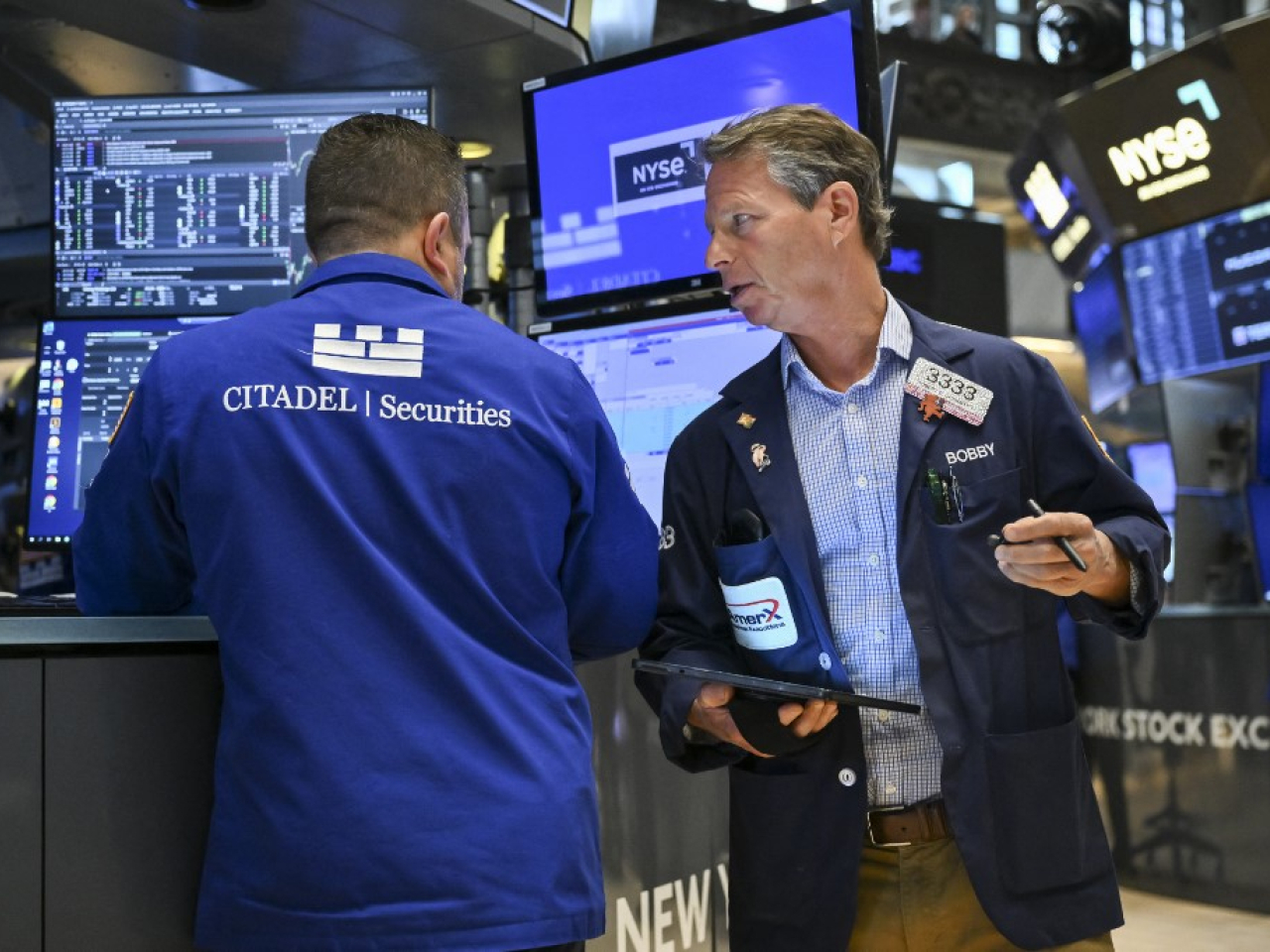 高盛董事長蘇德巍認為科技股估值接近見頂，未來12至24個月股市或回調10%或以上。（法新社資料圖片）