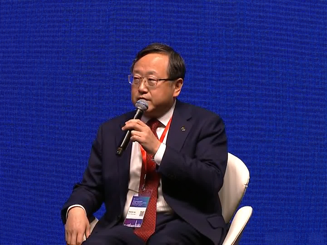 張輝稱中行通過境外業務營收及稅後利潤支撐，有效對沖境內低利率影響。