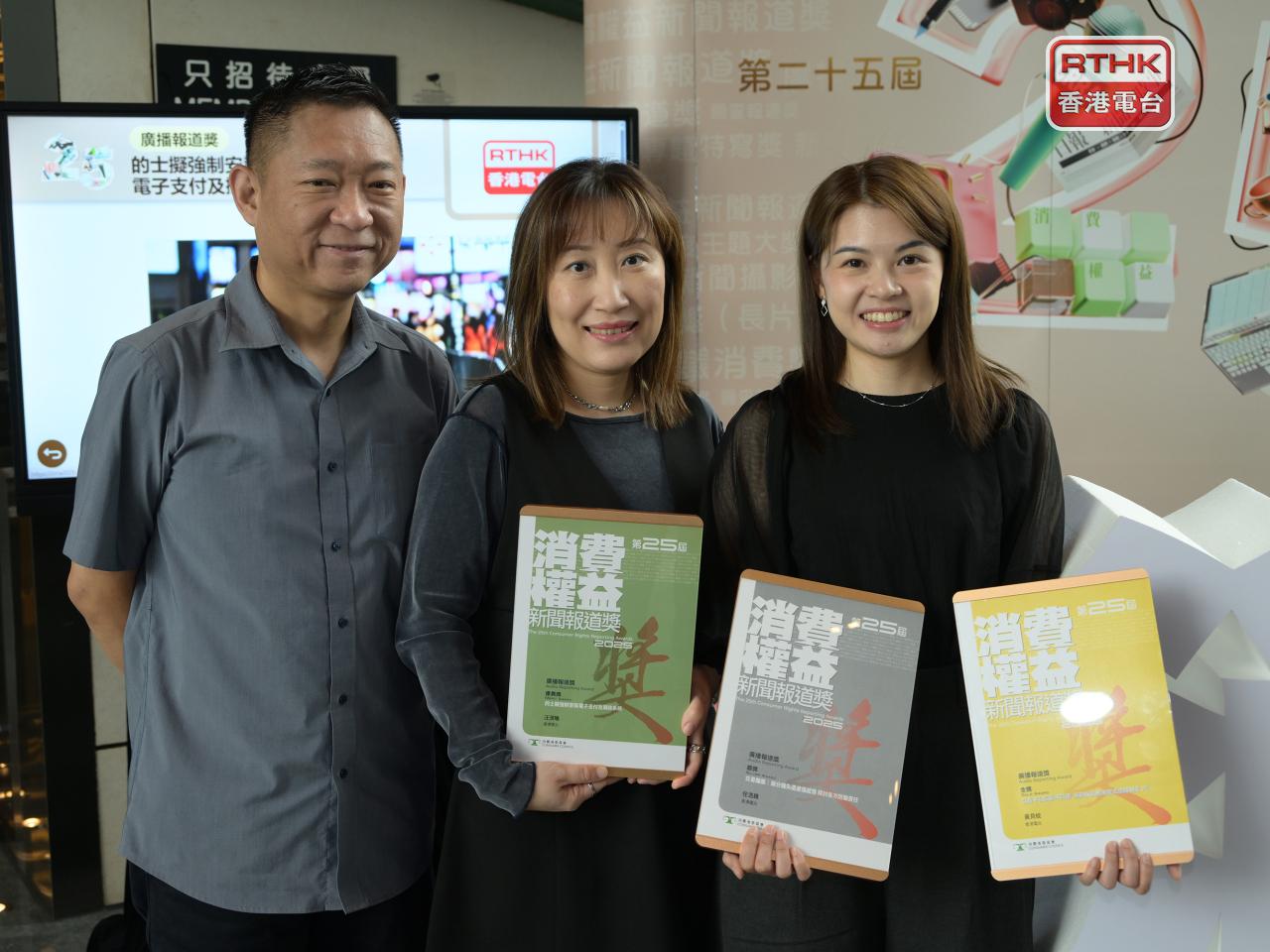 金獎作品記者黃貝紋(右)、監製王濱南(左)及優異獎作品記者汪溟曦（中）。（盧卓衡攝）